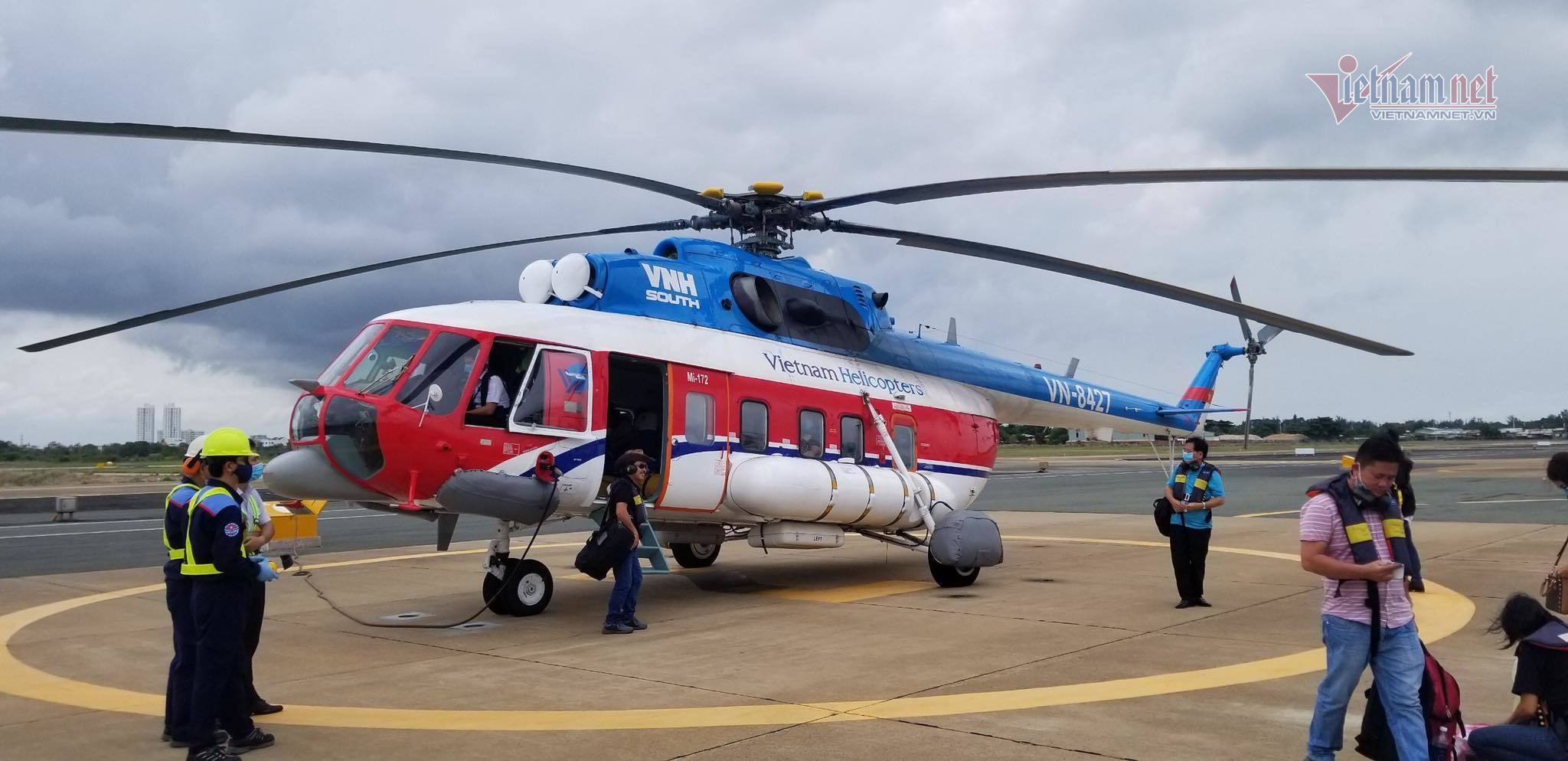 Hình ảnh máy bay trực thăng đưa đề thi tốt nghiệp ra Côn Đảo