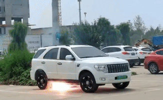 Xe SUV điện Trung Quốc bỗng nhiên bốc cháy dữ dội