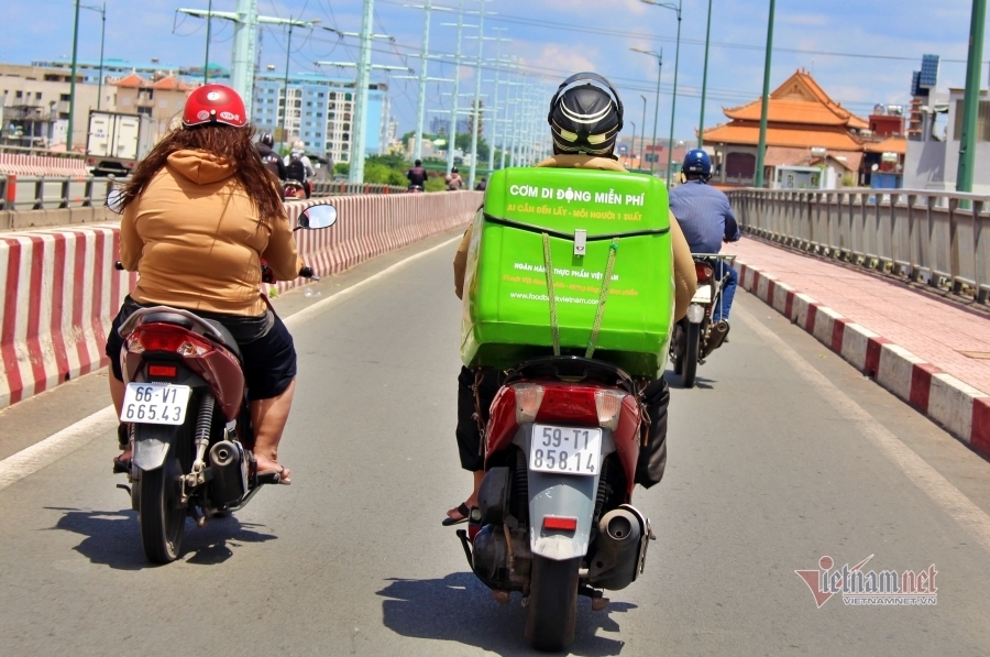 Mặt biến dạng vì bị muỗi đốt