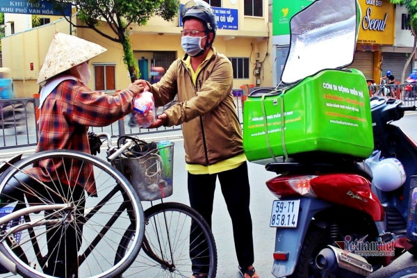 Đội xung kích đặc biệt: Giám đốc, xe ôm 'đua' nhau chuyển cơm phát thịt