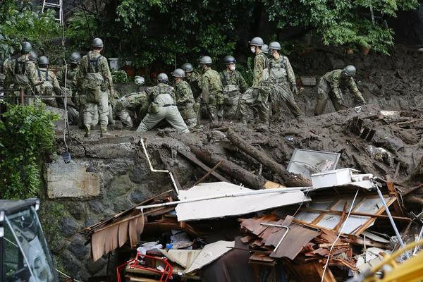 Nhật tìm mọi cách giải cứu người mất tích sau vụ lở đất kinh hoàng