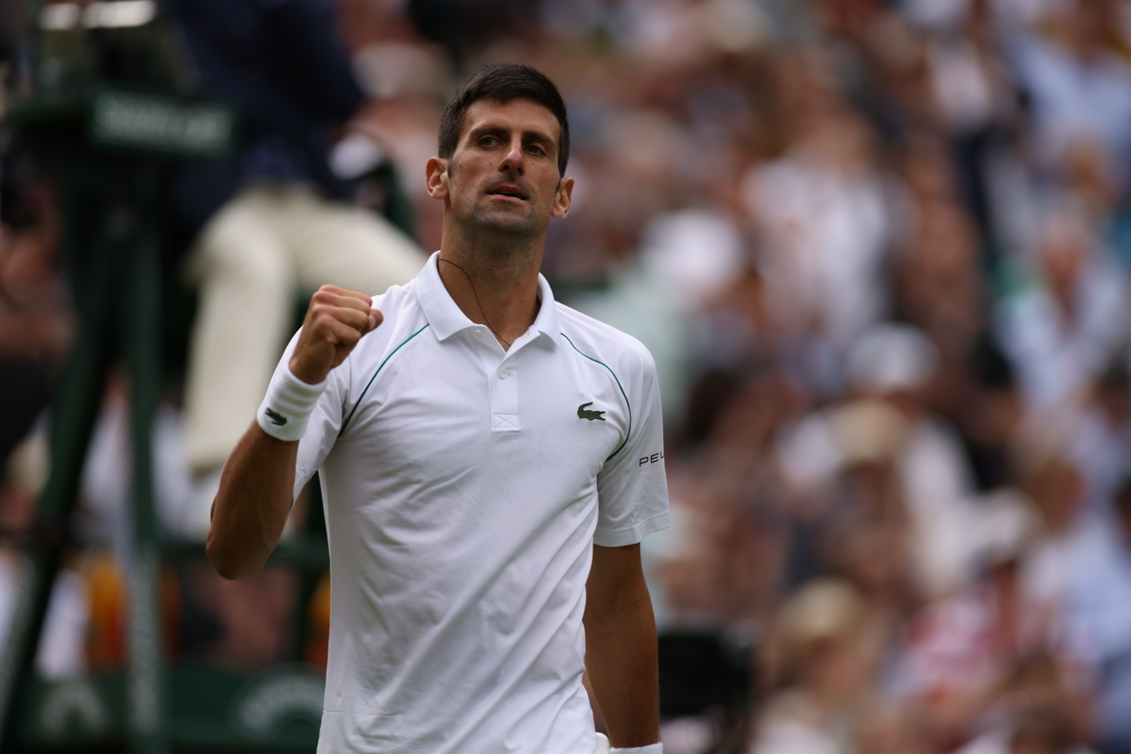 Djokovic 'tốc hành' vào tứ kết Wimbledon