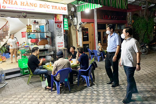 Kiểm tra trong đêm, Phó Chủ tịch Hà Nội phê bình những hàng quán mở quá 21h