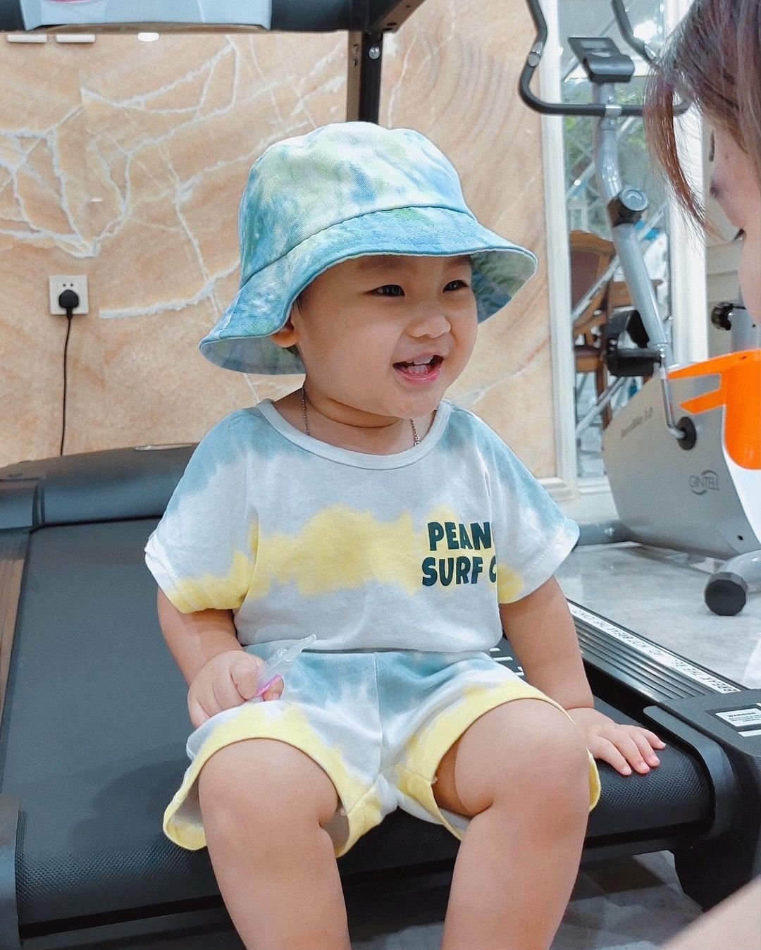 Con trai 2 tuổi đáng yêu của Hòa Minzy và doanh nhân Minh Hải