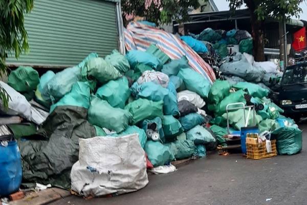 Khổ sở vì hàng xóm thu gom phế liệu bốc mùi hôi nồng nặc