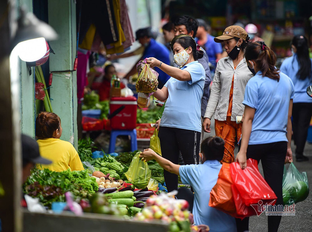 Taxi motorbike drivers in HCMC receive VND50,000 a day in support