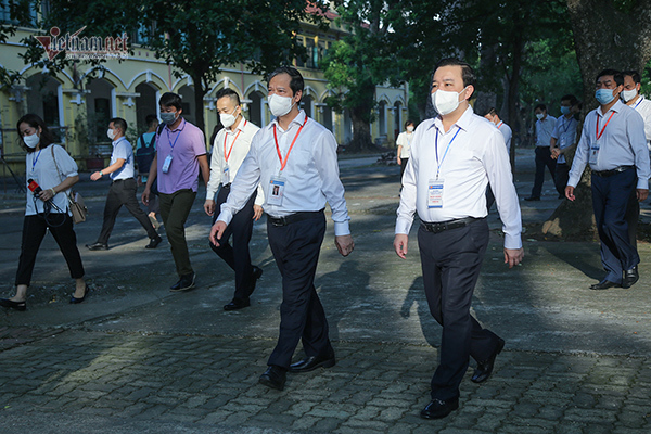 Bộ trưởng Nguyễn Kim Sơn chúc sĩ tử bình tĩnh, làm bài tốt