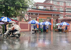 Mưa lớn ở Nghệ An khiến nhiều thí sinh ướt sũng bước vào phòng thi