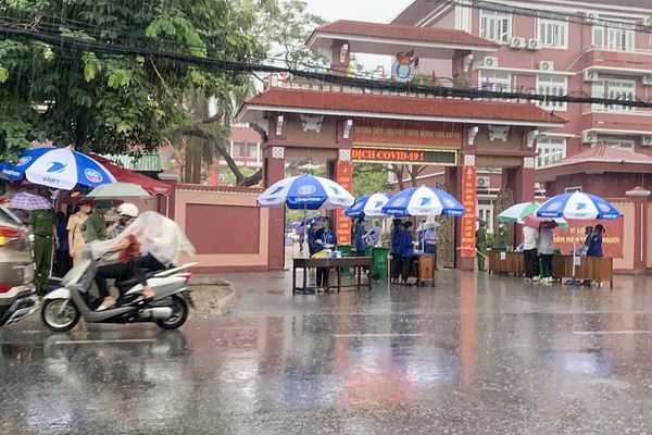 Mưa lớn ở Nghệ An khiến nhiều thí sinh ướt sũng bước vào phòng thi