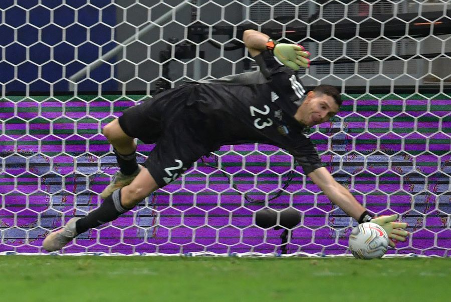 E.Martinez hóa người hùng, Argentina vào chung kết gặp Brazil