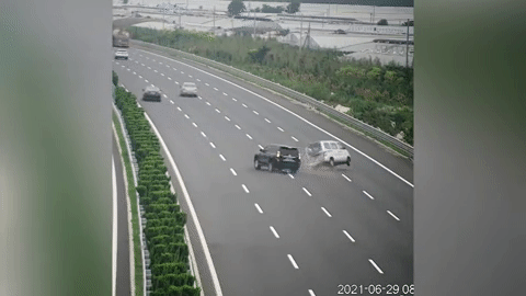 Bị xe SUV tông mạnh từ phía sau, xe buýt nhỏ lật nhào trên cao tốc