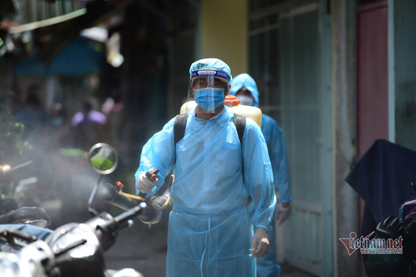 2 công nhân ở Hà Nội mắc Covid-19, một ca dự đám cưới tiếp xúc nhiều người