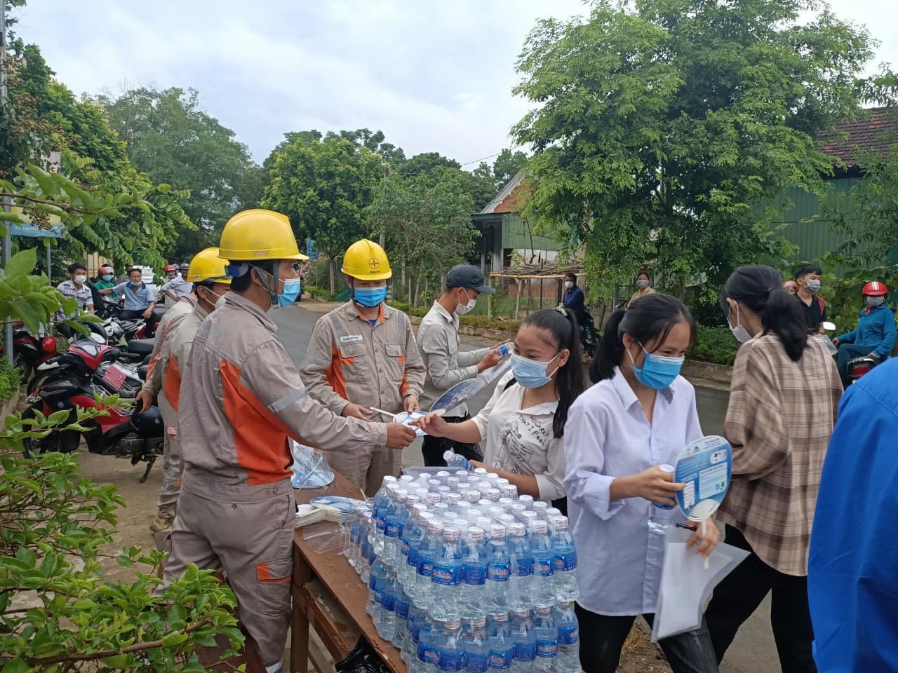 Hơn 1.000 thanh niên tình nguyện tiếp sức cho thí sinh xa nhà ở Hà Tĩnh