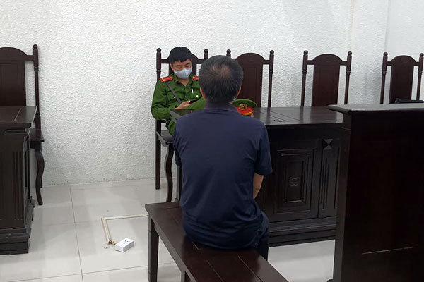 Nhận án tù vì tưới xăng ở UBND phường để gây chú ý