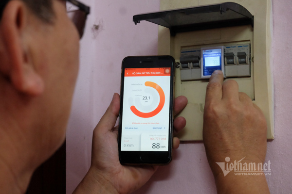 Giám sát, kiểm tra tiền điện hàng ngày bằng thiết bị Make in Vietnam