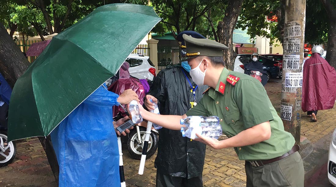 Công an Nghệ An tiếp sức cho sĩ tử mùa thi