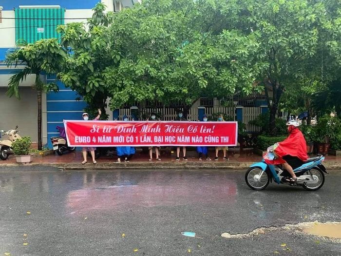 Nam sinh Thanh Hóa được bạn học cũ căng băng rôn cổ vũ khi thi lại tốt nghiệp