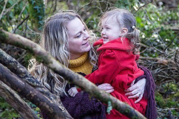 Người phụ nữ kiên quyết cho con gái 4 tuổi rưỡi tiếp tục bú sữa mẹ