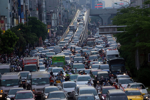 Áp thấp nhiệt đới gây mưa lớn, người Hà Nội 'chôn chân' vì tắc đường