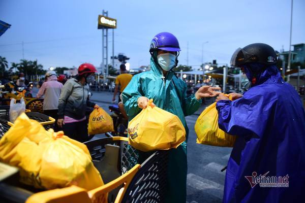 Nghe tin giãn cách toàn TP, người dân TP.HCM lại đổ dồn tới siêu thị mua hàng