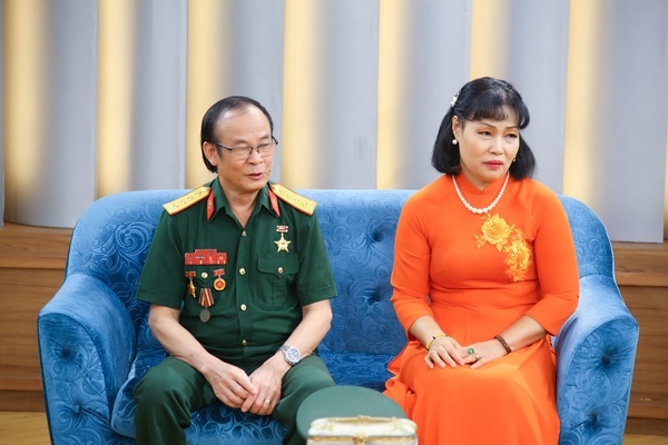 Chuyện tình của vị đại tá đặc công và người vợ kém 10 tuổi