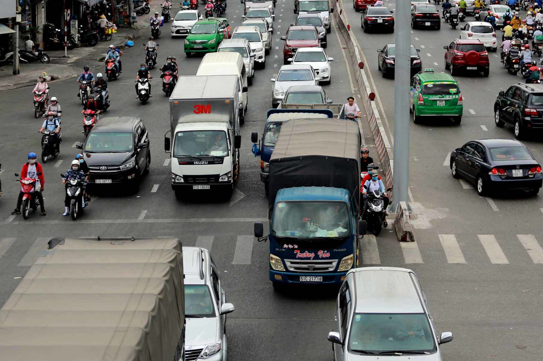 Bộ trưởng GTVT yêu cầu gỡ khó trong chuyển hàng vào TP.HCM