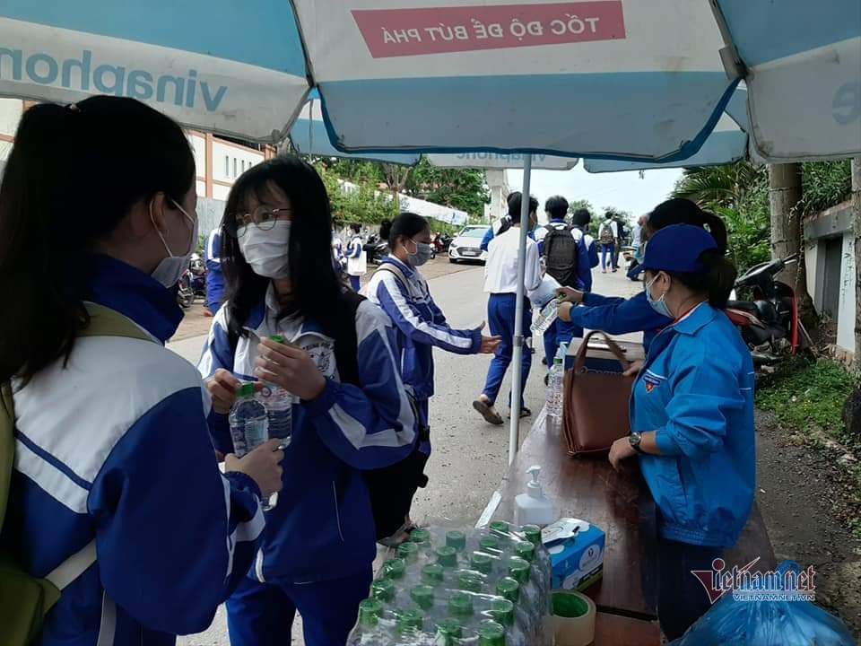 Test nhanh Covid-19 cho 500 thí sinh và cán bộ coi thi ở Quảng Trị