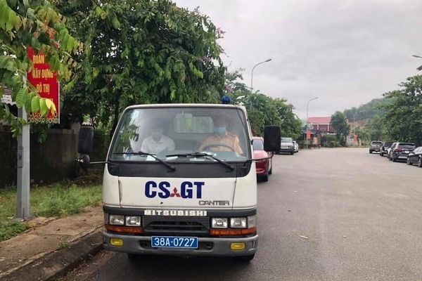 CSGT dùng xe chuyên dụng chở thí sinh về lấy giấy tờ thi