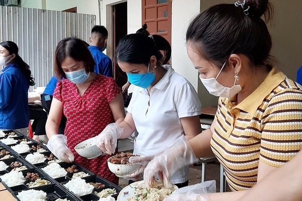 Thầy cô nấu cơm miễn phí cho học sinh nghèo thi tốt nghiệp ở Nghệ An