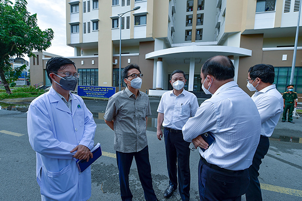 Chùm ảnh Phó Thủ tướng Vũ Đức Đam kiểm tra BV dã chiến, khu phong tỏa, siêu thị tại TP.HCM