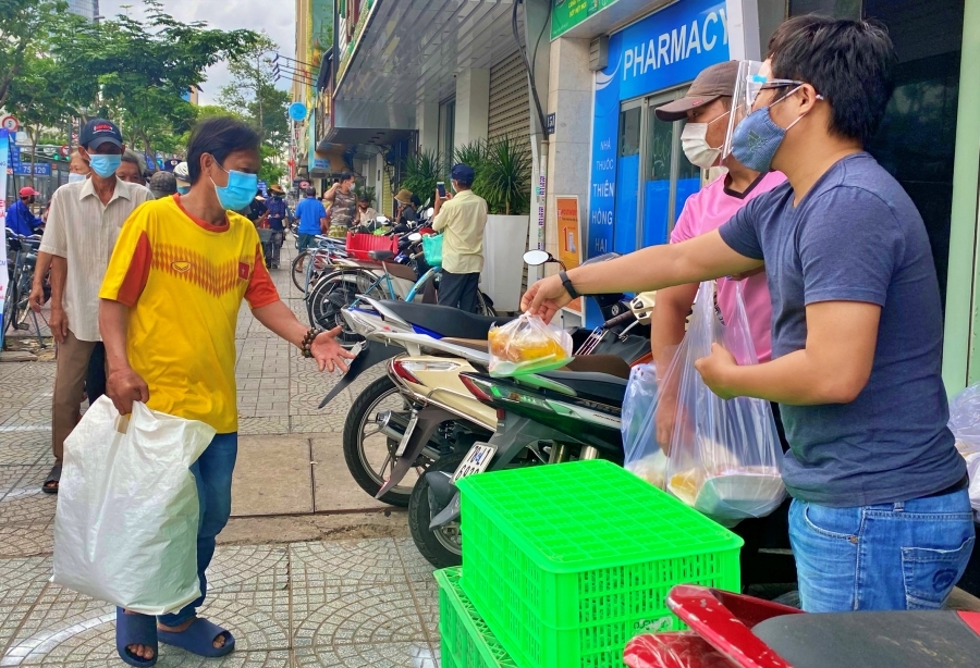 Bữa cơm từ thiện trước ngày Sài Gòn giãn cách - VietNamNet