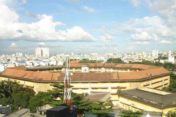 Police in HCM City put down prison riot after inmate with COVID-19 dies