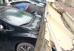 Hà Nội: Loạt ô tô 'bẹp đầu' vì bất ngờ bị tường rào đổ trúng