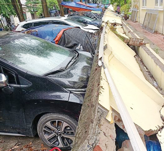 Hà Nội: Loạt ô tô 'bẹp đầu' vì bất ngờ bị tường rào đổ trúng