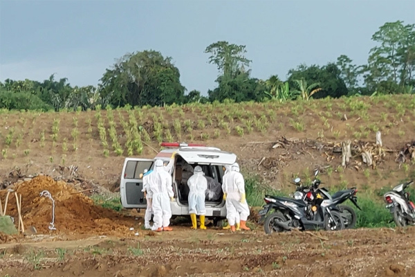 Bi kịch nhân đôi của người chồng mất vợ vì Covid-19