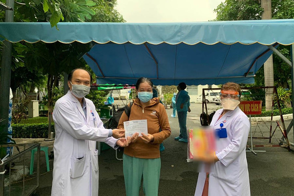 50 bệnh nhân Covid-19 TP.HCM khỏi bệnh, 20 ca nặng hồi phục tốt