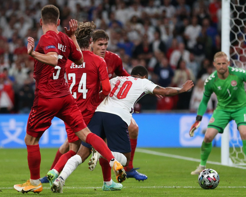 CĐV tức giận yêu cầu đá lại trận Anh vs Đan Mạch