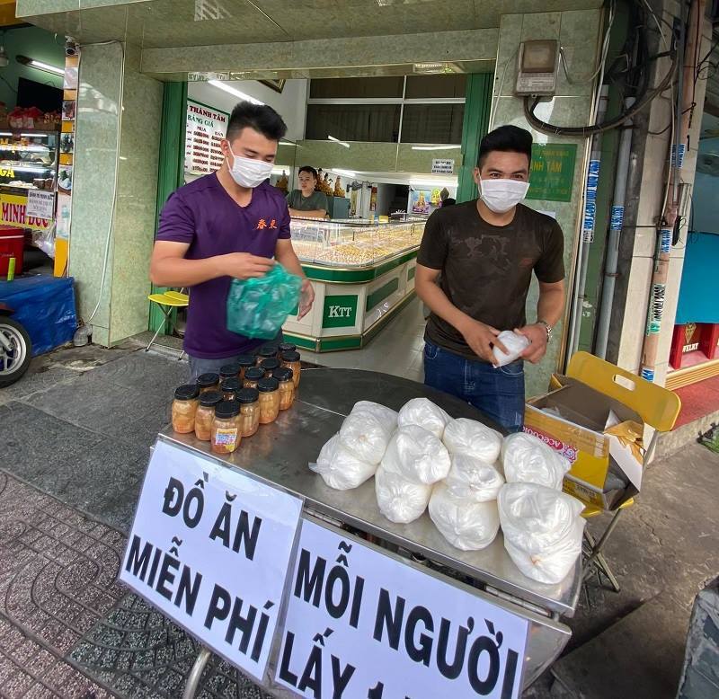 Dí máy quay vào mặt người nhận cơm: Sao nỡ bóc mẽ người nghèo?