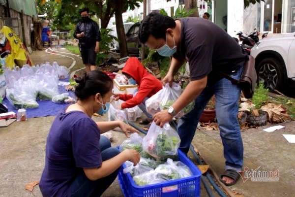Sài Gòn giãn cách không xa cách: Ồ ạt chuyển quà vào xóm trọ trước giờ G