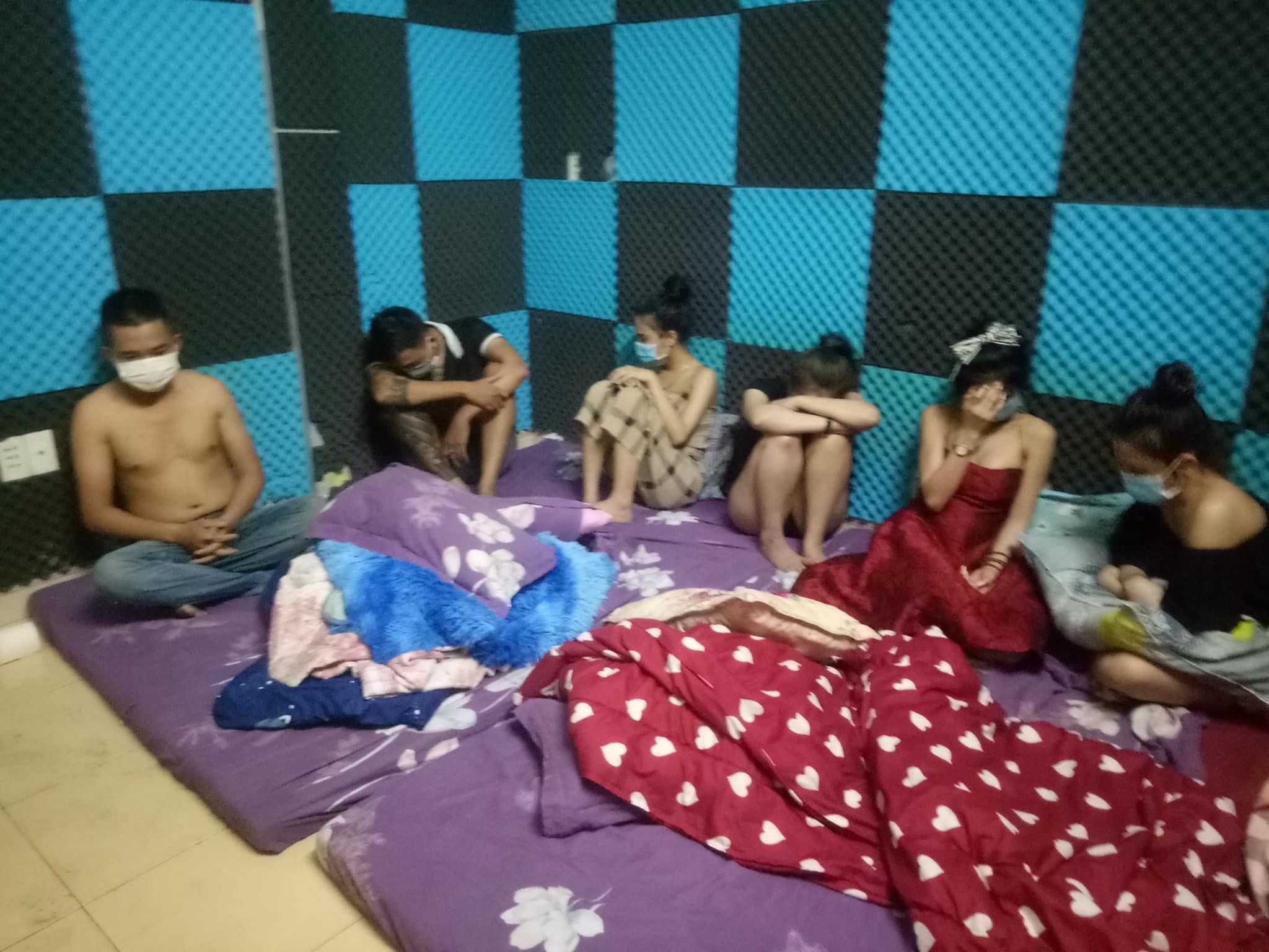 35 nam, nữ tụ tập trong nhà nghỉ bất chấp lệnh cấm ở Quảng Ngãi