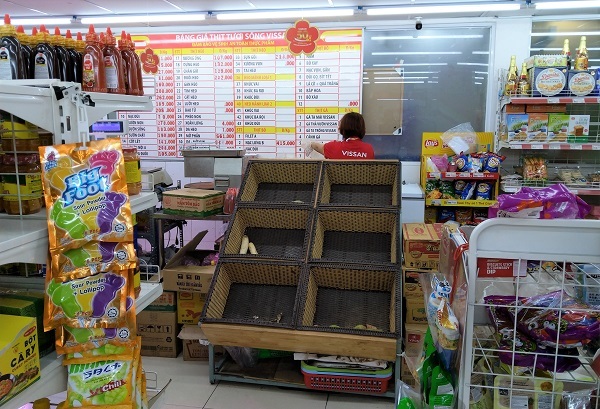 Sáng đầu tiên áp Chỉ thị 16 ở Sài Gòn: Hàng chưa kịp về, giá rau vẫn cao