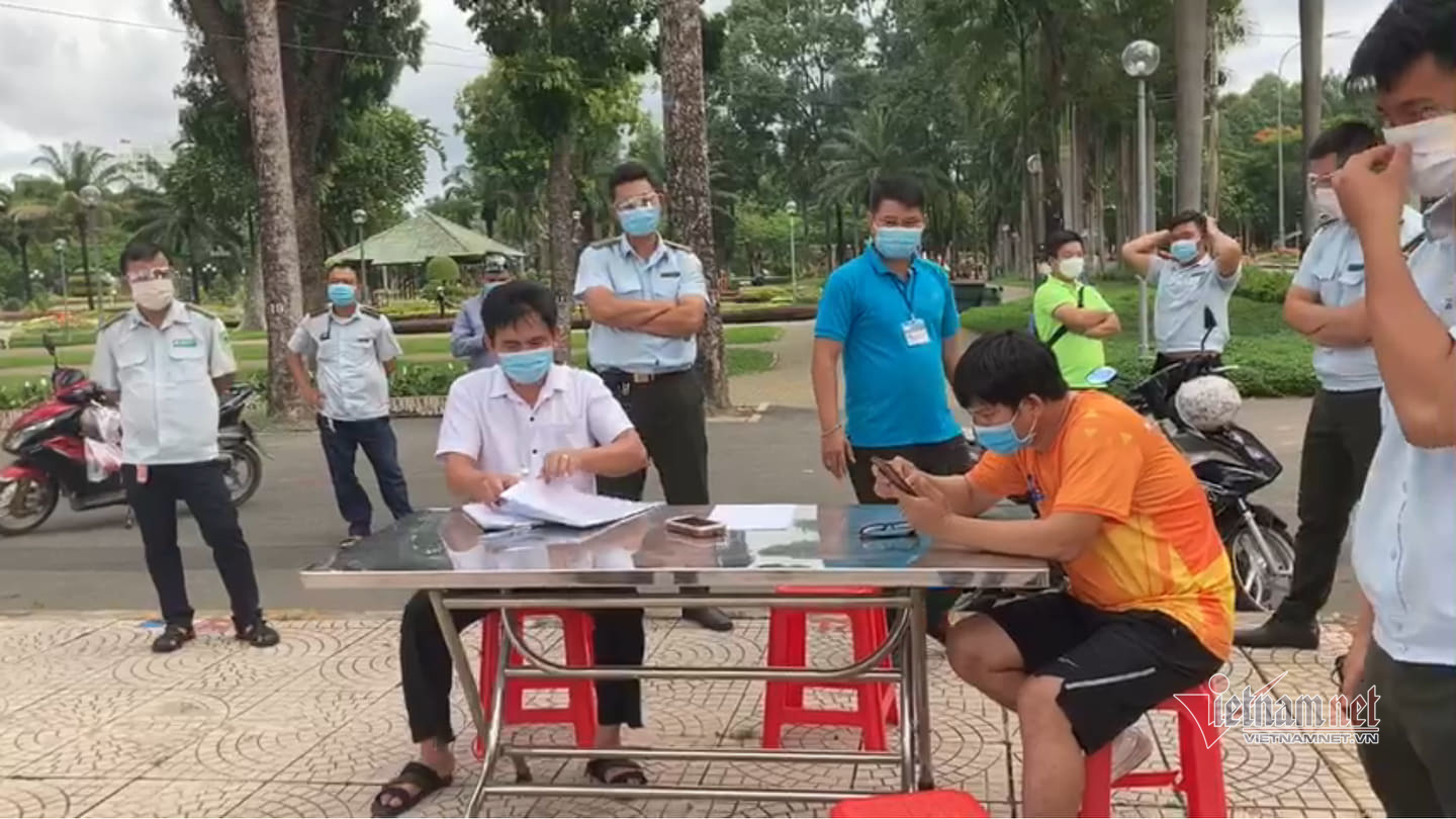 Ra đường không lý do chính đáng, nhiều người ở TP.HCM bị xử phạt