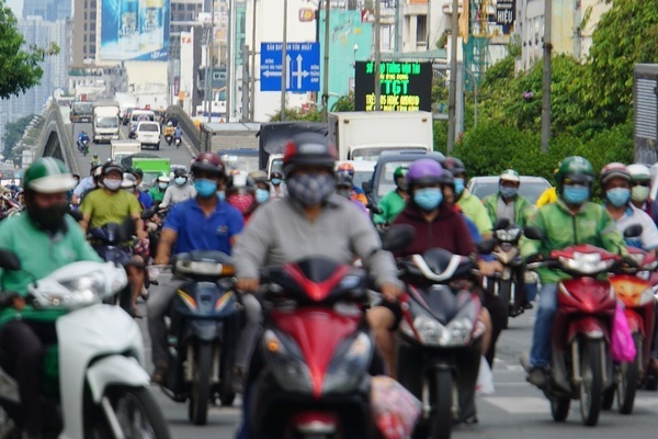 Vùng ven TP.HCM đông phương tiện, nhiều người 'tụ hội' phớt lờ lệnh cấm