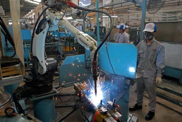 Vietnam should not be slow in opening its door: economists