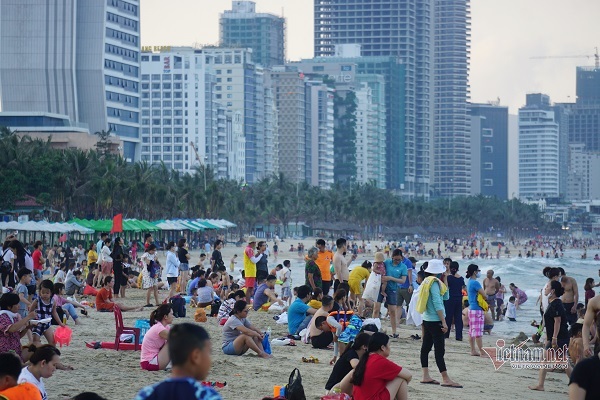Vừa mở 4 ngày, Đà Nẵng phải thông báo dừng tắm biển vì dịch