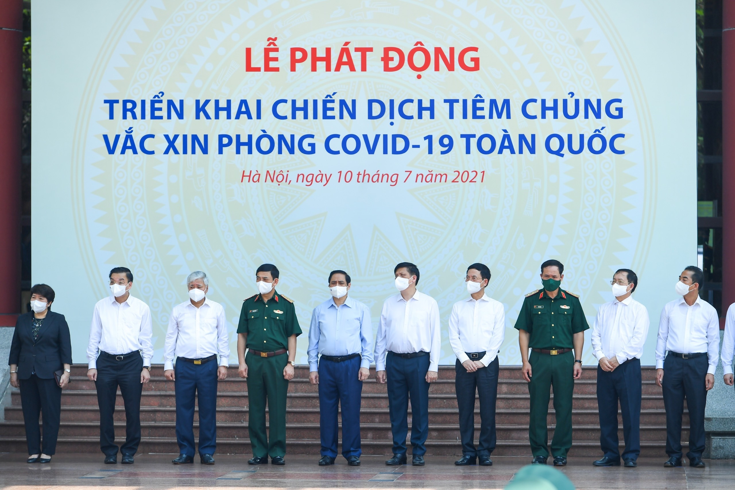 Thủ tướng: 'Không ai đứng ngoài cuộc trong việc tiếp cận vắc xin Covid