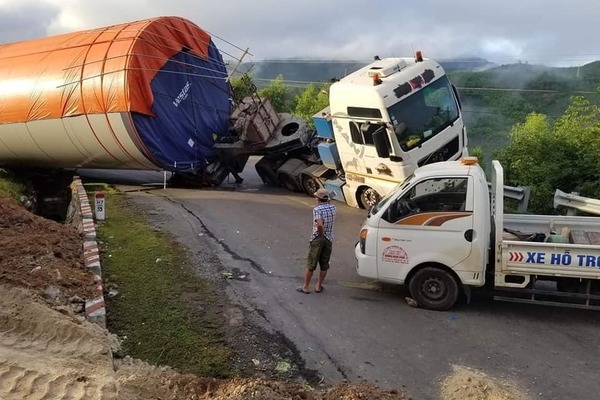 Xe chở thiết bị điện gió lật nghiêng ở Đắk Lắk