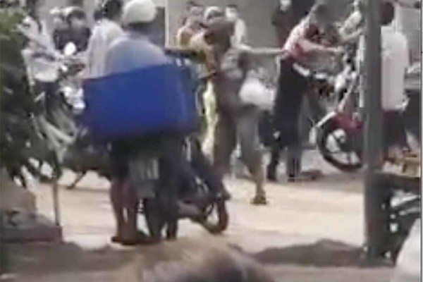 Clip người vi phạm Chỉ thị 16 xô xát với lực lượng chức năng ở TP.HCM