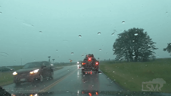 Khoảnh khắc xe Jeep hứng luồng sét kinh hoàng