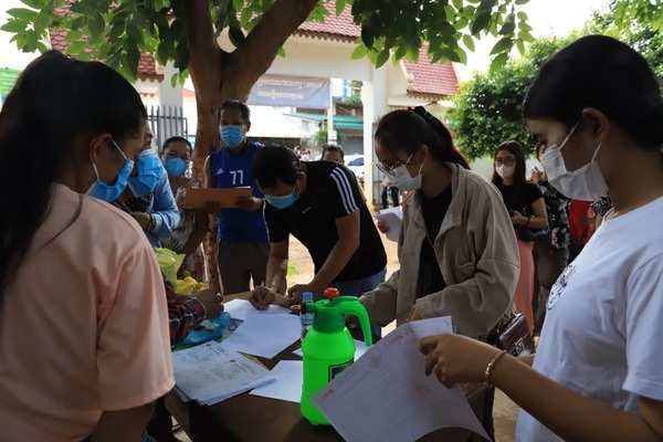Người dân Campuchia hối hả đi tiêm vắc xin ngừa Covid-19